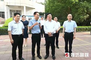 恩比德赛季至今出战22场得752分多于出场时间746分钟 比肩大帅